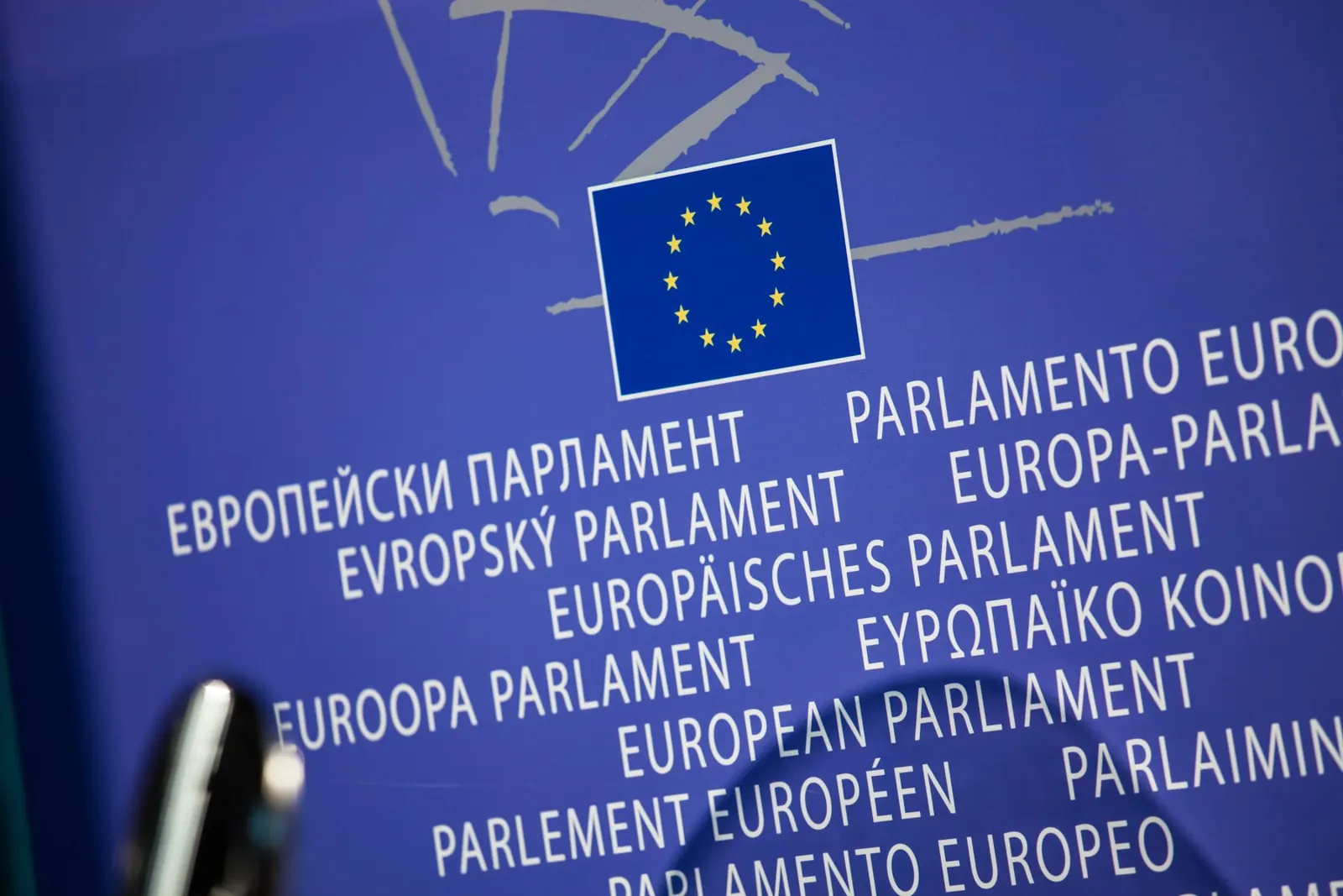 Panel del Parlamento Europeo con el nombre de la institución en varios idiomas